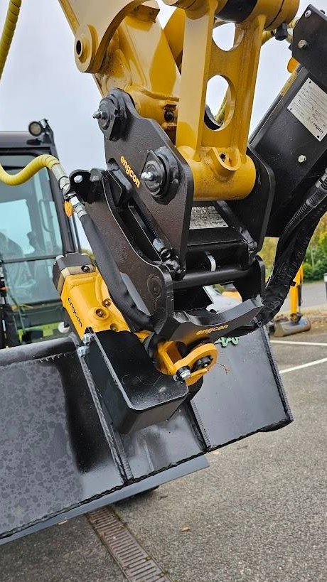 Mini pelle CAT 302.7 2023 – Neuve avec joysticks Engcon et 3 godets