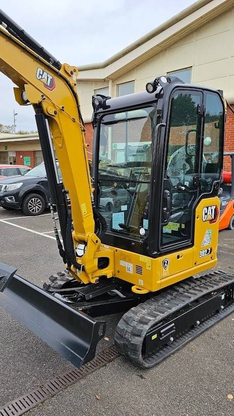 Mini pelle CAT 302.7 2023 – Neuve avec joysticks Engcon et 3 godets – Image 2
