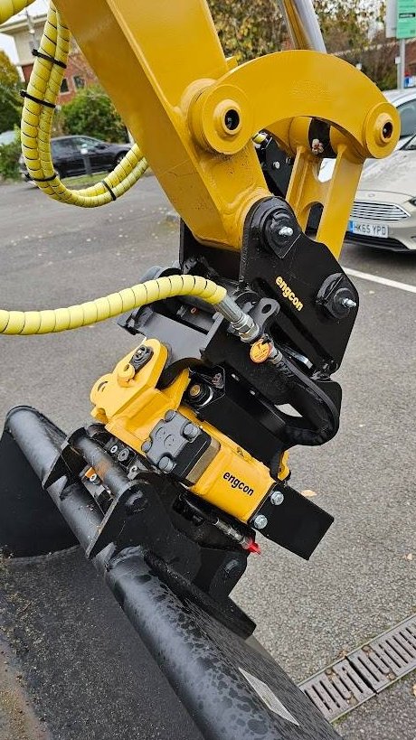 Mini pelle CAT 302.7 2023 – Neuve avec joysticks Engcon et 3 godets – Image 3