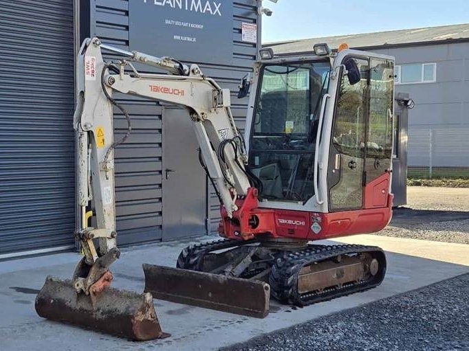 Mini pelle Takeuchi TB230 2017 – Fiabilité et performance dans un format compact – Image 2