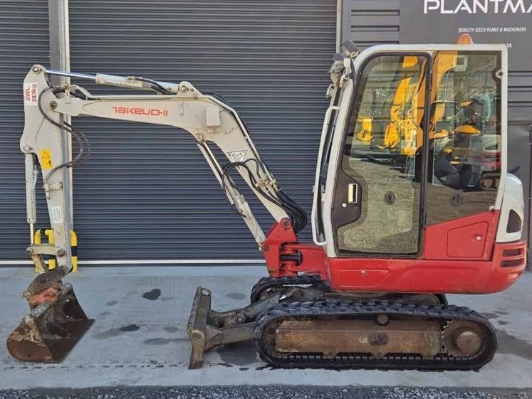 Mini pelle Takeuchi TB230 2017 – Fiabilité et performance dans un format compact – Image 3