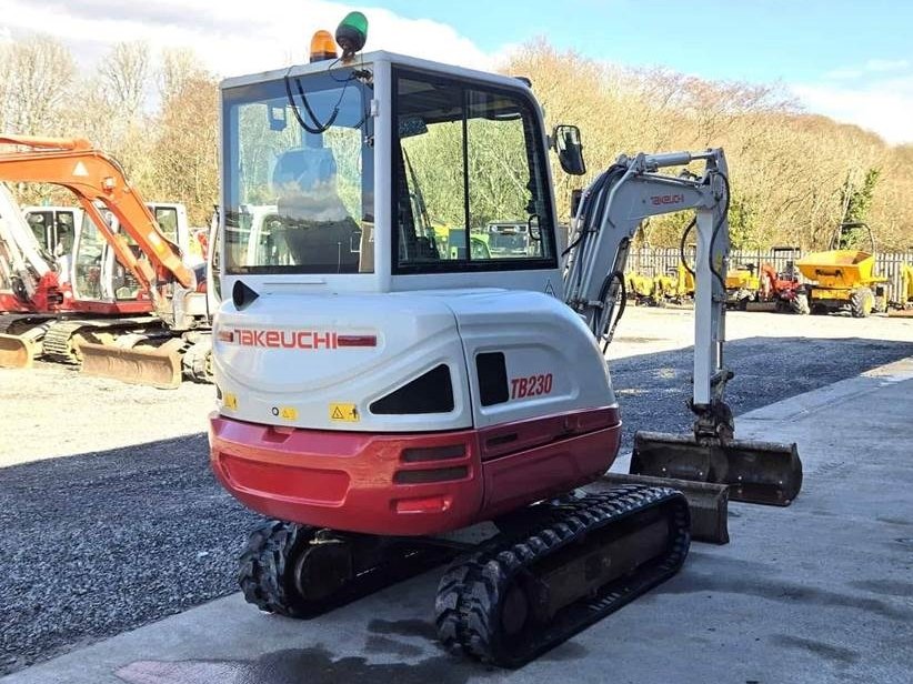 Mini pelle Takeuchi TB230 2017 – Fiabilité et performance dans un format compact – Image 5