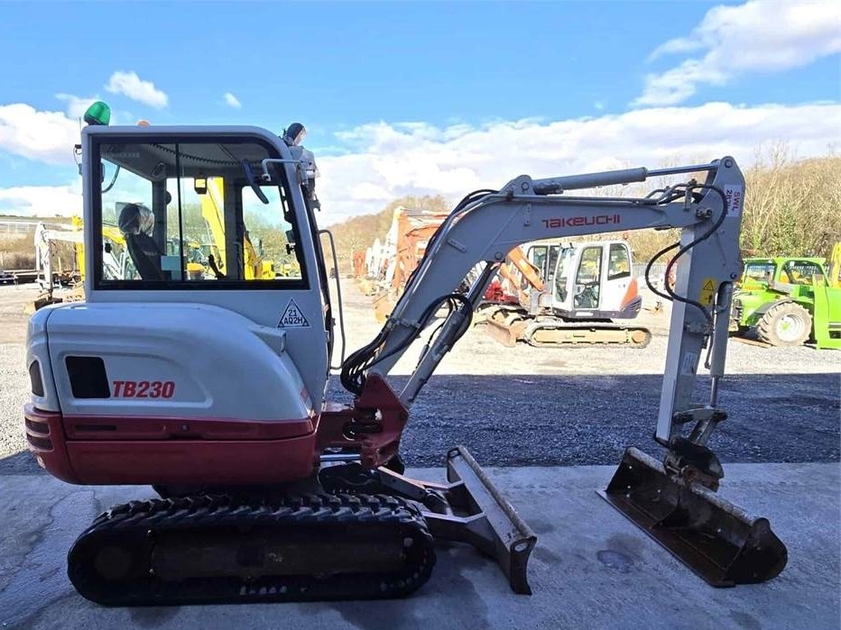 Mini pelle Takeuchi TB230 2017 – Fiabilité et performance dans un format compact – Image 6