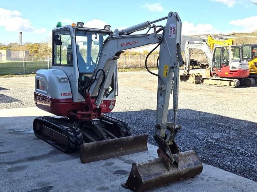 Mini pelle Takeuchi TB230 2017 – Fiabilité et performance dans un format compact – Image 4